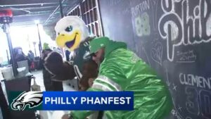 Fans celebrate ESPN’s ‘Philly Special’ documentary at Philly Phanfest